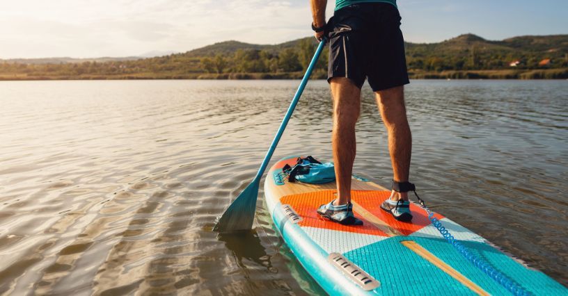 Pompowanie deski SUP: jak prawidłowo napompować SUP?