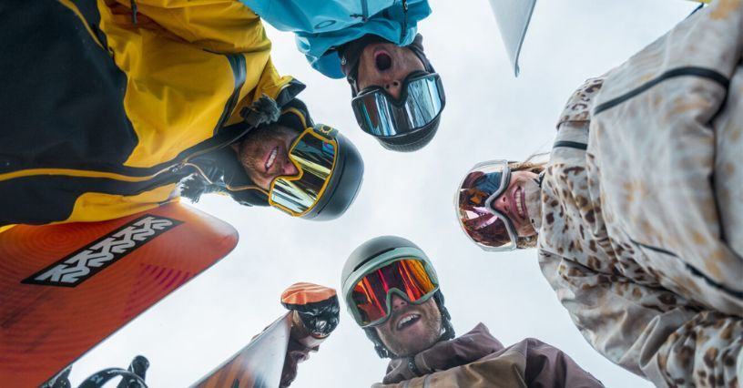 Stwórz własne gogle narciarskie w strefie personalizacji Oakley w sklepie stacjonarnym Sportano