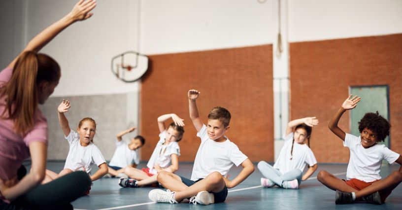 Strój na WF: jak dobrać strój sportowy na lekcje WF-u dla dziewczynki i chłopca