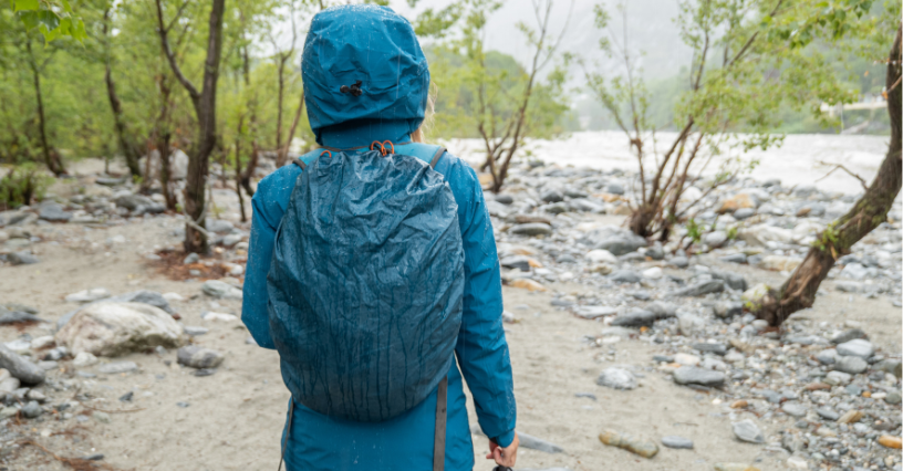 Pokrowiec na plecak – potrzebny czy nie? Na co zwrócić uwagę przy zakupie pokrowca przeciwdeszczowego na plecak w góry?