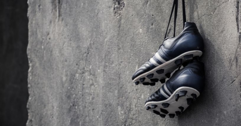 Jak rozbić buty piłkarskie skórzane i syntetyczne? Najlepsze sposoby