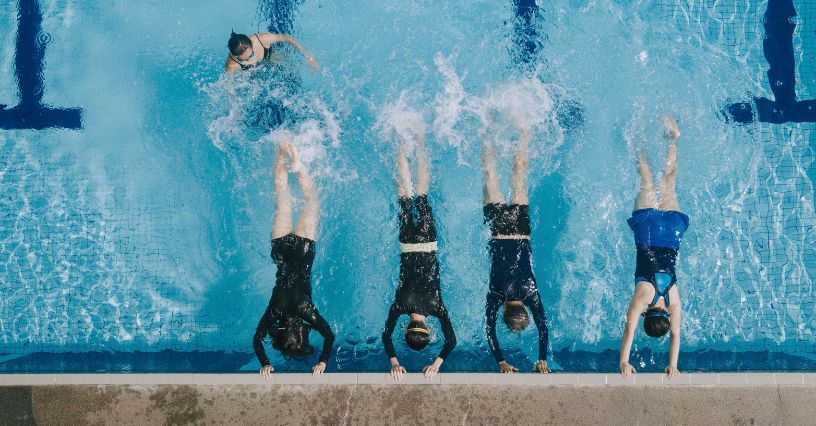 Nauka pływania – jak zacząć? Przydatne akcesoria do nauki pływania dla dzieci i dorosłych