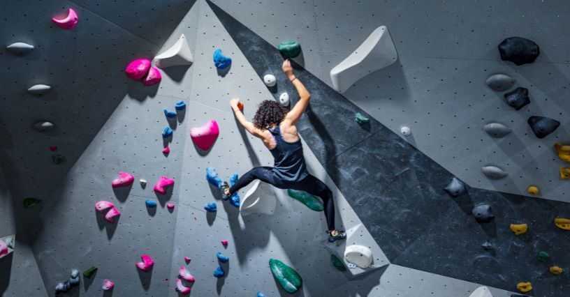 Ścianka wspinaczkowa – jak zacząć, co ubrać? Poradnik dla początkujących wspinaczy