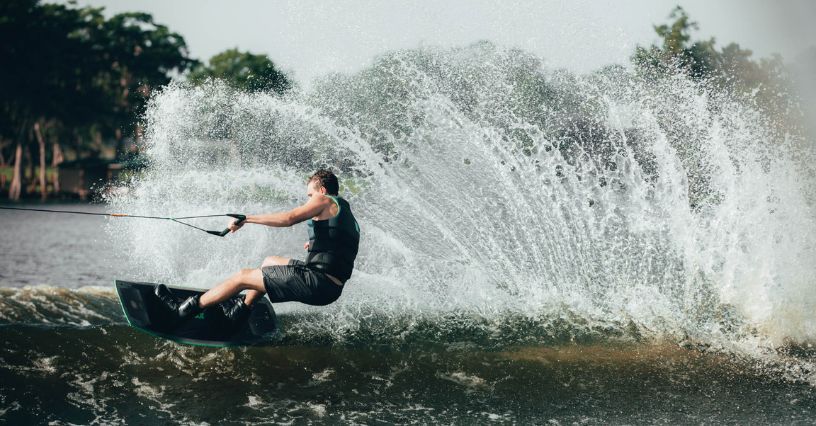 Wakeboard – co to jest, jak zacząć, jaki sprzęt jest potrzebny?