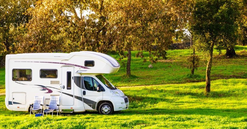 Pierwsza podróż kamperem – jak wybrać samochód, jak się przygotować, co zabrać? Poradnik dla początkujących
