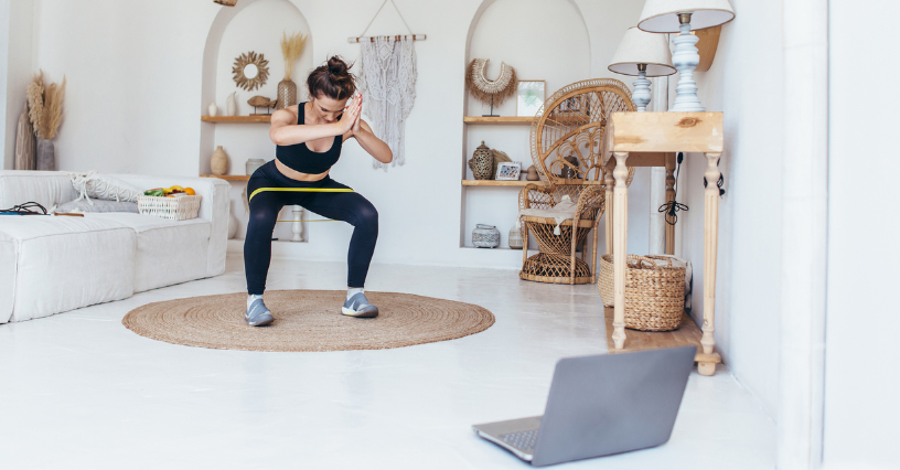 Trening siłowy w domu: proste ćwiczenia w domu z hantlami, z gumami i bez sprzętu