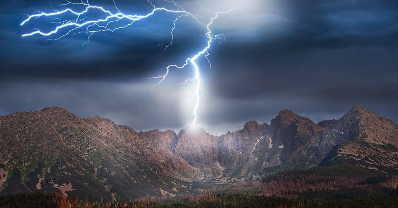 Burza w górach – jak się zachować, czego nie robić? Najważniejsze zasady 