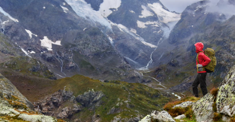 Hardshell – co to jest i jakie ma właściwości? Kurtka hardshell a softshell – najważniejsze różnice