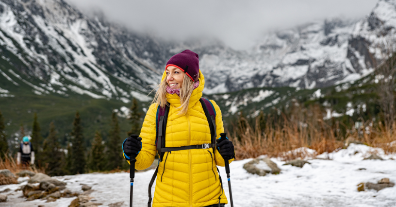 PrimaLoft – co to jest? Czy ocieplina syntetyczna w odzieży outdoorowej działa lepiej niż puch naturalny?