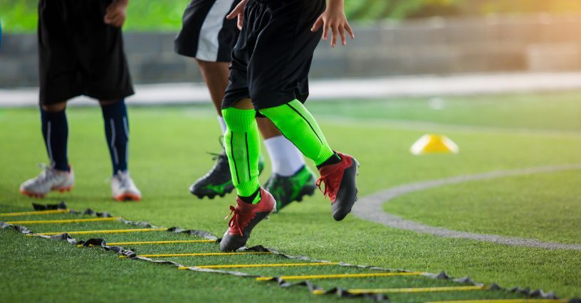 Drabinka koordynacyjna – co to, jaką wybrać? Przykładowe ćwiczenia z drabinką dla piłkarzy