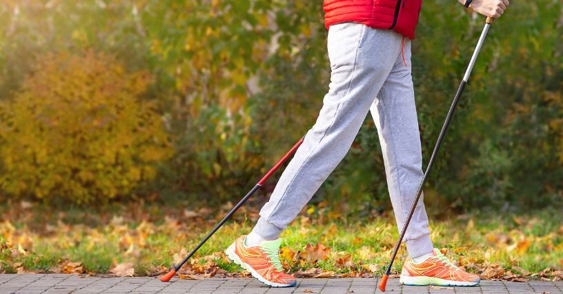 Jak prawidłowo założyć buciki na kijki nordic walking?