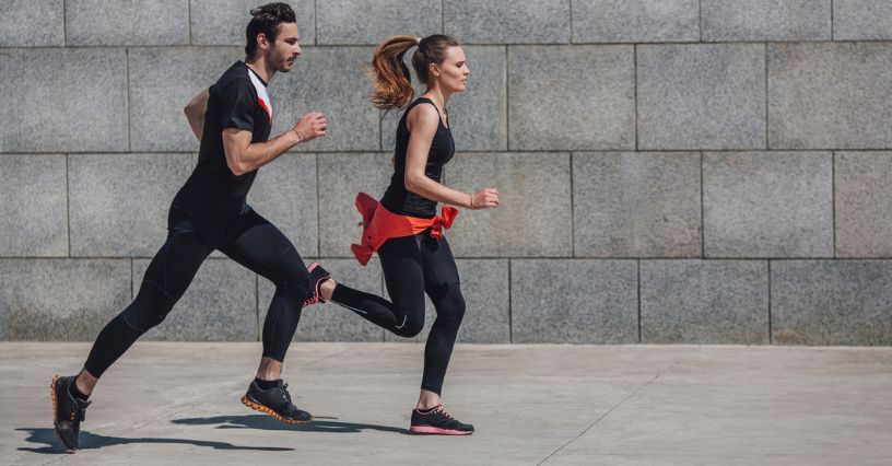 Jakie legginsy do biegania? Na co zwrócić uwagę przy wyborze damskich i męskich legginsów biegowych?