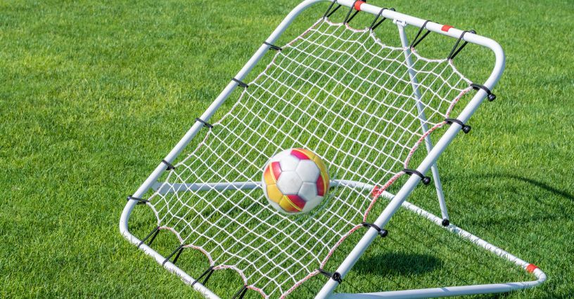 Rebounder do piłki nożnej – co to, jak go używać? Jaki trenażer piłkarski wybrać?