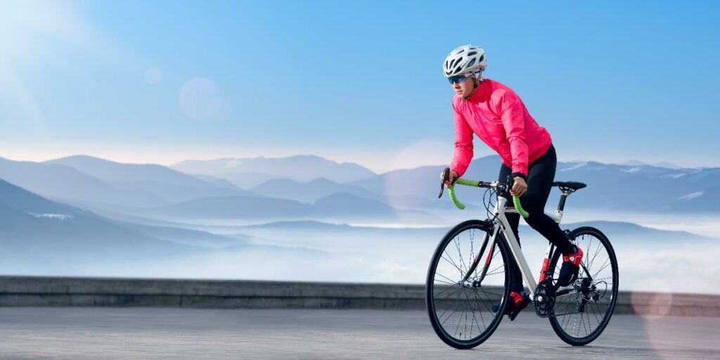 Jak się ubrać na rower zimą, a jak latem? Zasady wybierania stroju na rower w zależności od pory roku